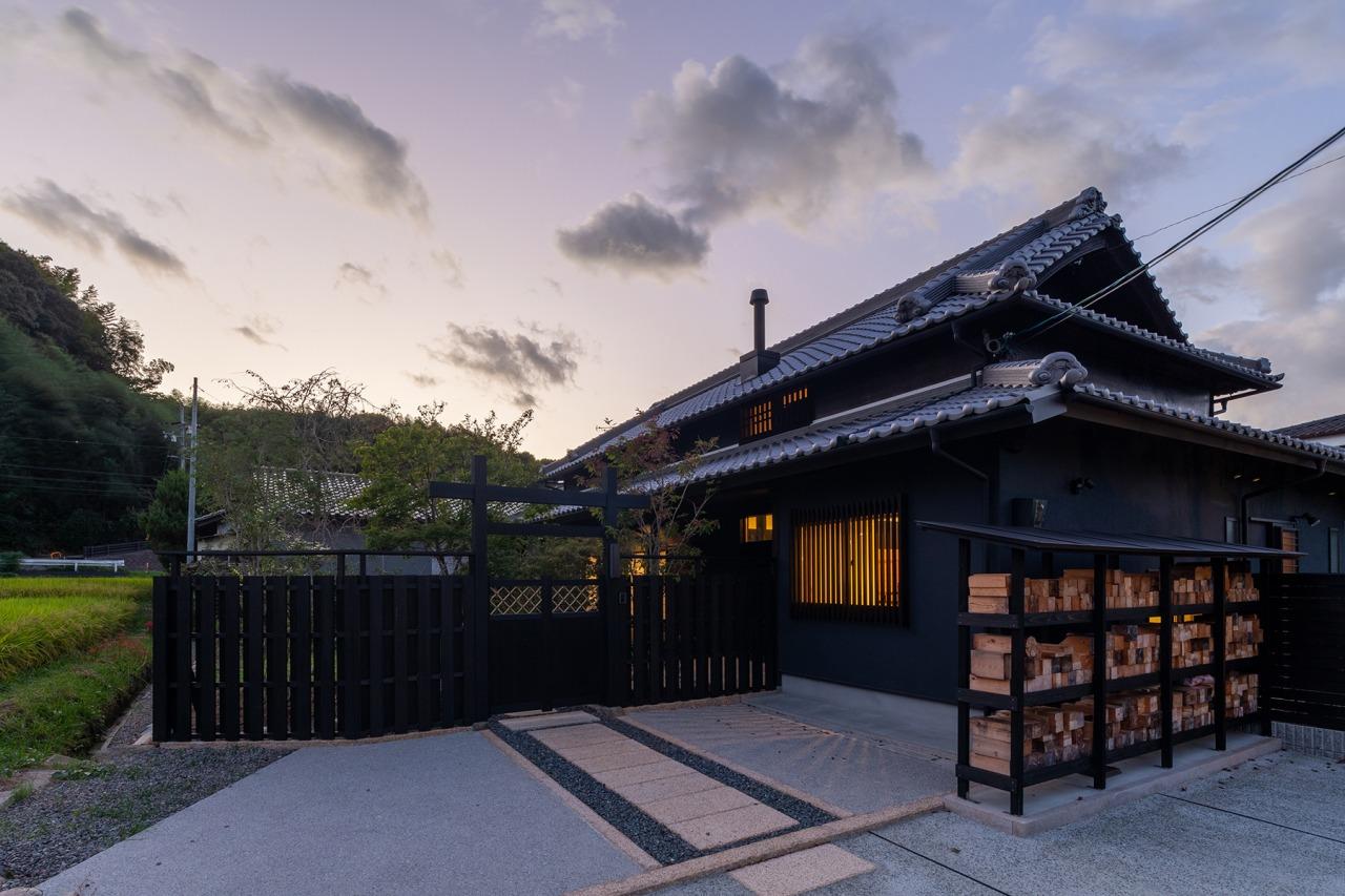 大阪府堺市南区泉田中462-2の売買物件/駐車場には薪を常備しておける棚も設置されています。車は3台駐車可能です。