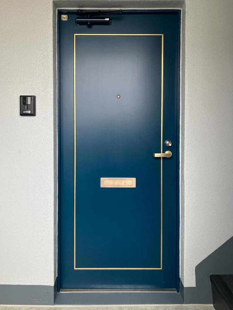 大阪府豊中市螢池南町３丁目の賃貸物件/深い青の玄関扉。