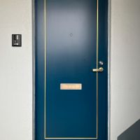 大阪府豊中市螢池南町３丁目の賃貸物件/深い青の玄関扉。