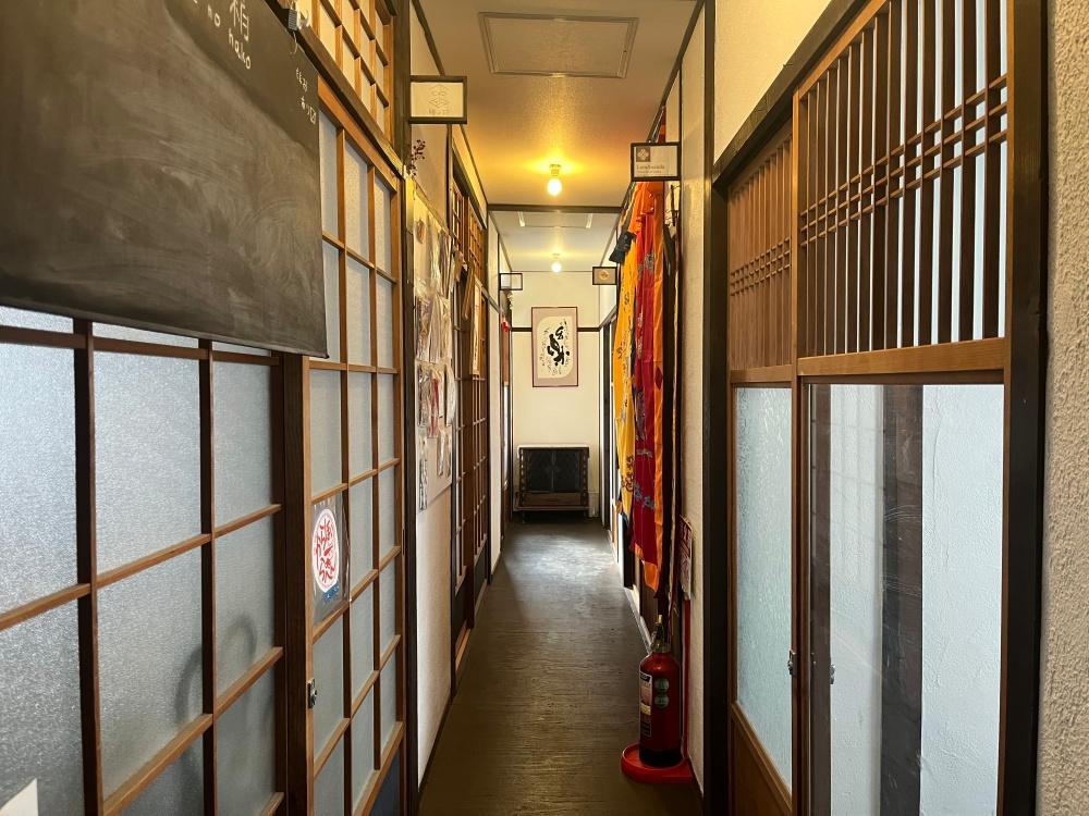 大阪市天王寺区空堀町の賃貸物件/小さい店舗・サロンが両側に並びます。