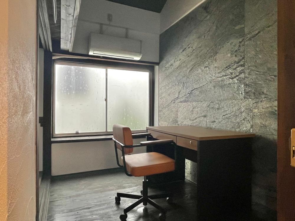 大阪市天王寺区空堀町の賃貸物件/ROOM003（「夏」区画）。事務所・店舗どちらもOKです。＊家具は撤去可能