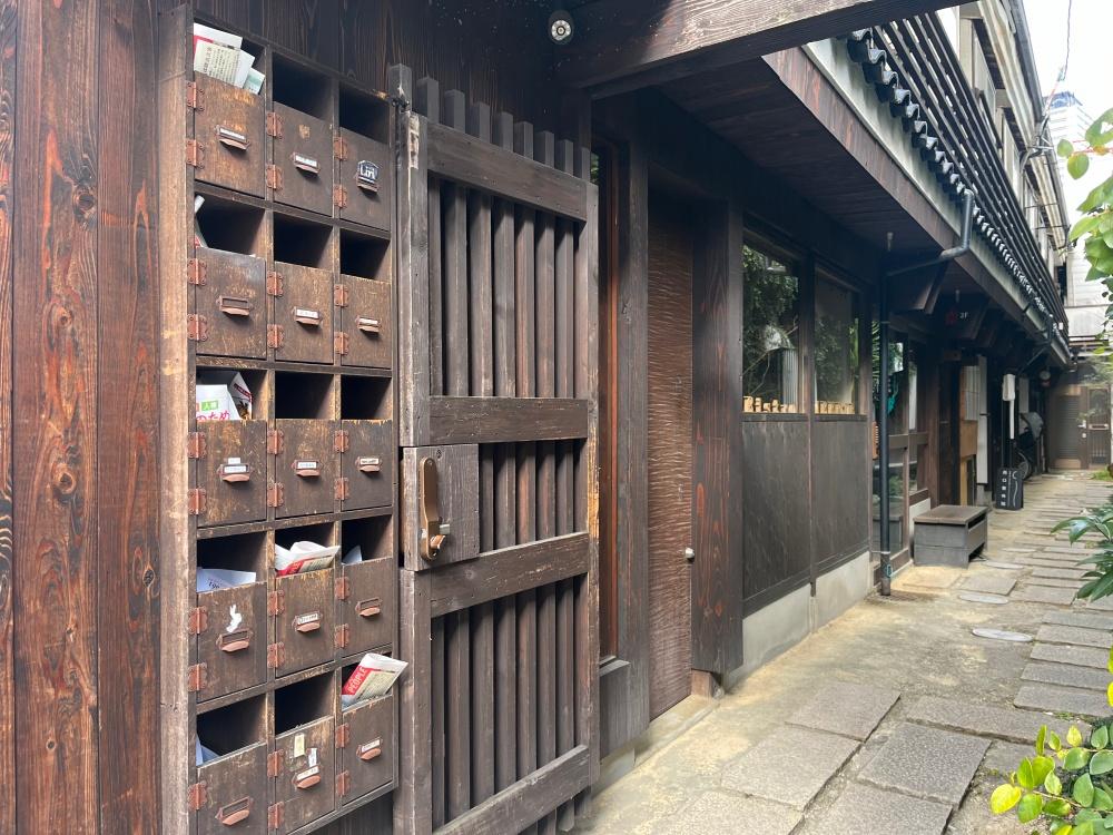 大阪市天王寺区空堀町の賃貸物件/建物向かって右。露地に面して玄関が並びます。なるほど&hellip;