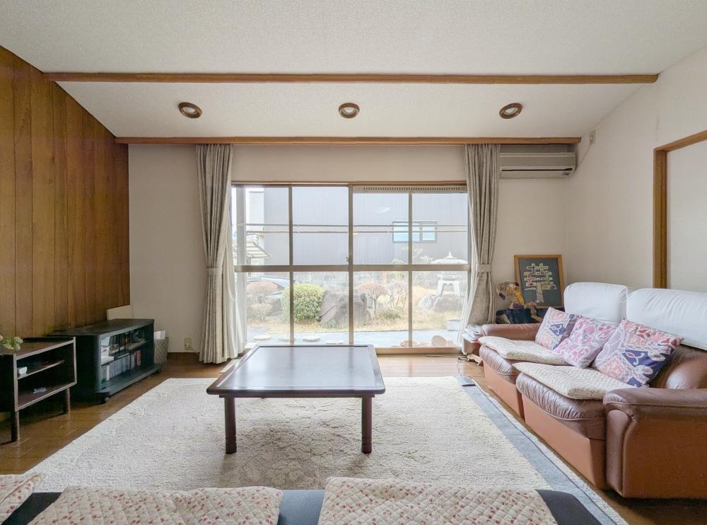 堺市南区原山台4丁の売買物件/窓は庭向きに開かれています。視線を気にせず、カーテンは開け放しにしたい。