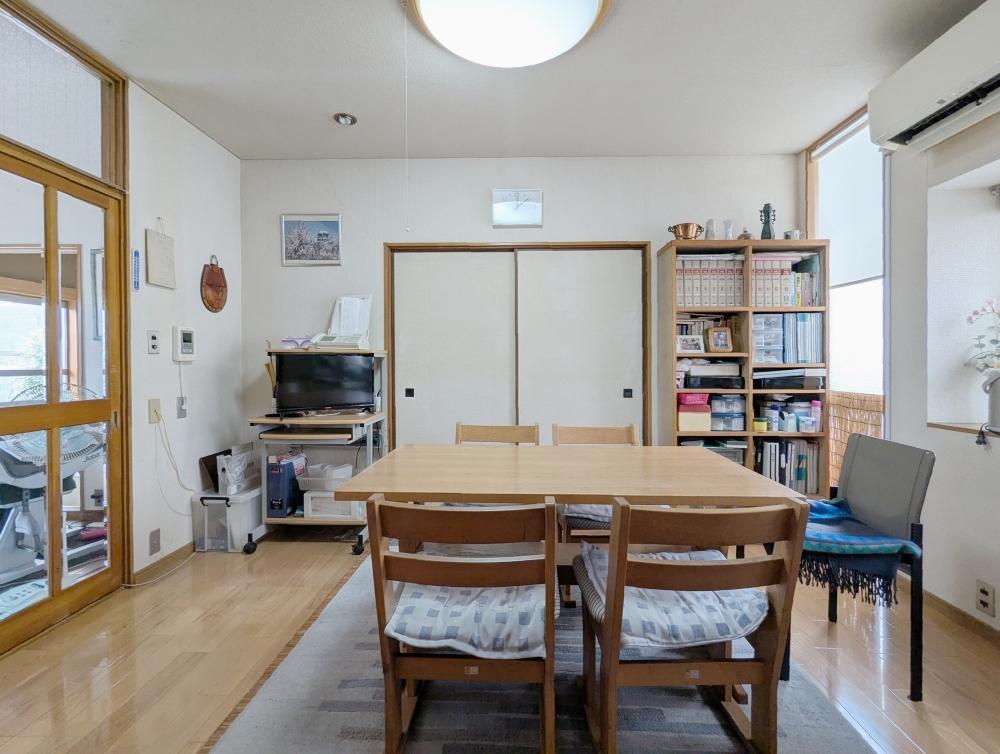 堺市南区原山台4丁の売買物件/ダイニング。味のあるガラス入り木製引き戸は再利用するのもおすすめです。