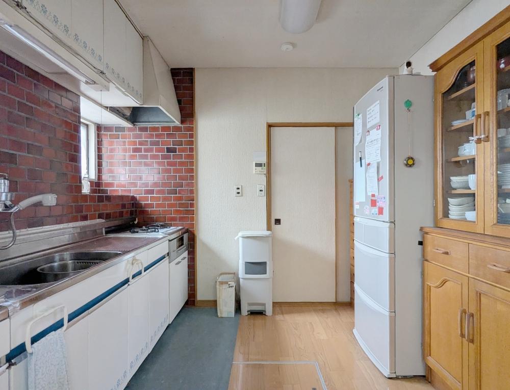 堺市南区原山台4丁の売買物件/タイル仕上げのキッチン。