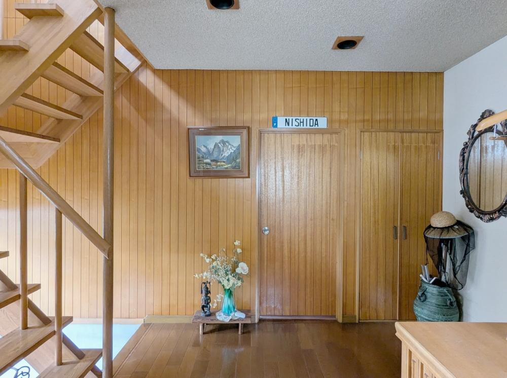 堺市南区原山台4丁の売買物件/玄関ホール。壁一面、いや扉までも銘木合板の仕上げです。