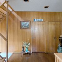 堺市南区原山台4丁の売買物件/玄関ホール。壁一面、いや扉までも銘木合板の仕上げです。