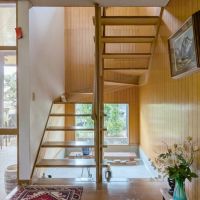 堺市南区原山台4丁の売買物件/階段下とは思えない土間仕上げの床と窓が用意された空間。好きなものを飾るスペースに。