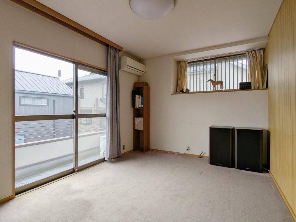 堺市南区原山台4丁の売買物件/２階の洋室（1）。出窓はちょっとしたディスプレイになります。