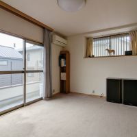 堺市南区原山台4丁の売買物件/２階の洋室（1）。出窓はちょっとしたディスプレイになります。