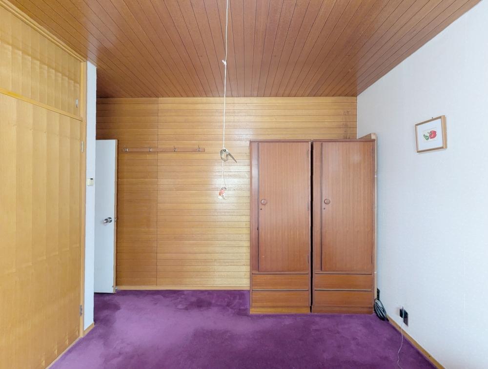 堺市南区原山台4丁の売買物件/２階の洋室（2）。銘木合板が最も贅沢に使われている部屋です。