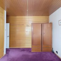 堺市南区原山台4丁の売買物件/２階の洋室（2）。銘木合板が最も贅沢に使われている部屋です。