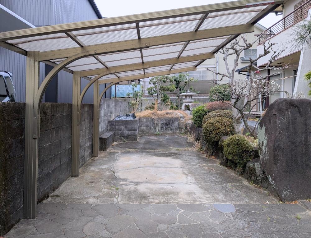 堺市南区原山台4丁の売買物件/屋根付き駐車場も敷地内にあります。（幅2.8m&times;奥行き8.2m&times;高さ1.8m）