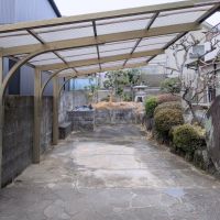 堺市南区原山台4丁の売買物件/屋根付き駐車場も敷地内にあります。（幅2.8m&times;奥行き8.2m&times;高さ1.8m）