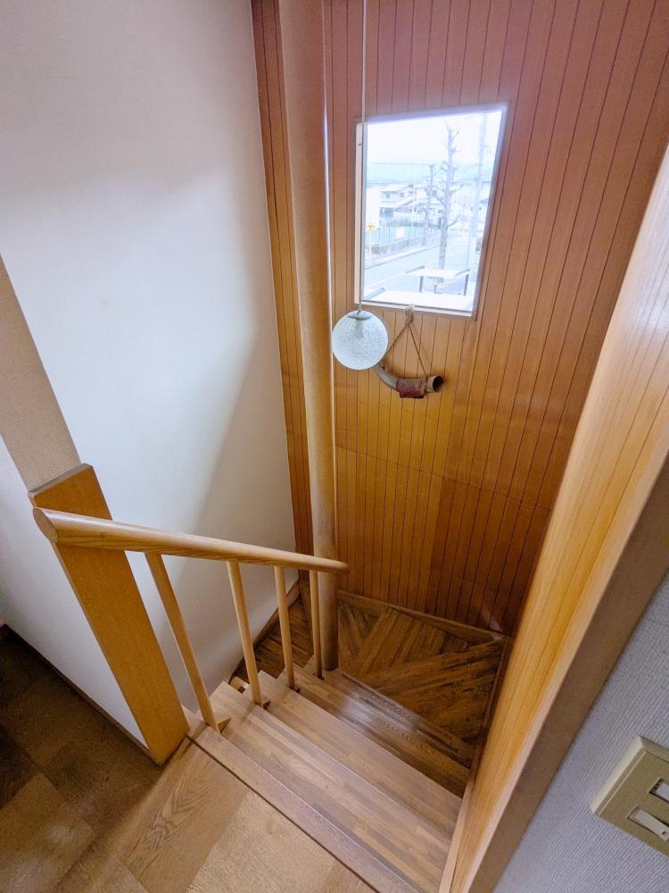 堺市南区原山台4丁の売買物件/2階天井まで銘木合板。自然光の入る気持ち良い吹抜け階段です。