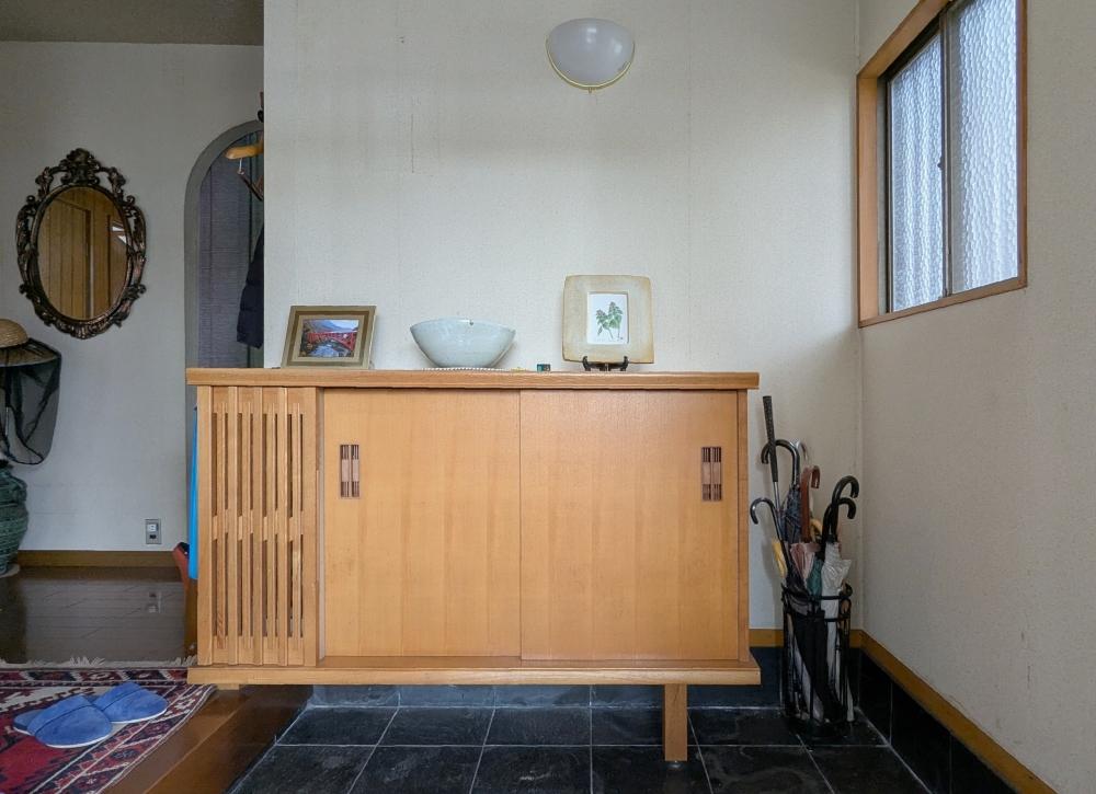 堺市南区原山台4丁の売買物件/玄関。品のある靴箱が正面に構えています。