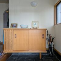 堺市南区原山台4丁の売買物件/玄関。品のある靴箱が正面に構えています。