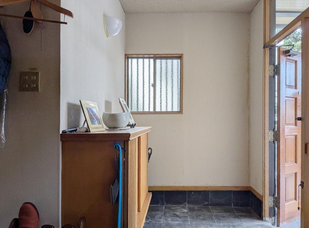 堺市南区原山台4丁の売買物件/アプローチから玄関までの床は重厚感のある玄昌石が用いられています。