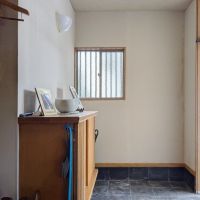 堺市南区原山台4丁の売買物件/アプローチから玄関までの床は重厚感のある玄昌石が用いられています。