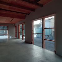 吹田市南吹田2丁目の賃貸物件/まちに開けたガラス張りの路面空間。(H)