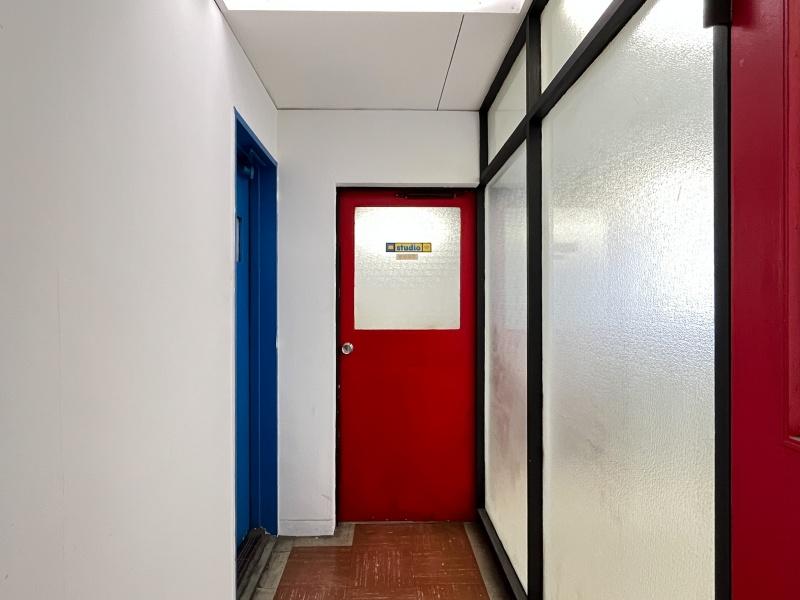 大阪市西区土佐堀3丁目の売買物件/ポップな共用部にもときめきます。