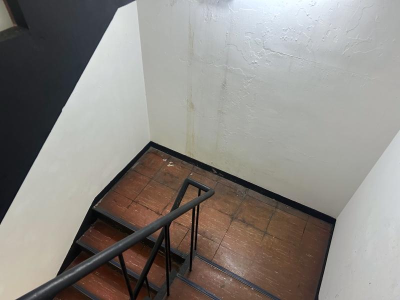 大阪市西区土佐堀3丁目の売買物件/階段。レトロな魅力があります。