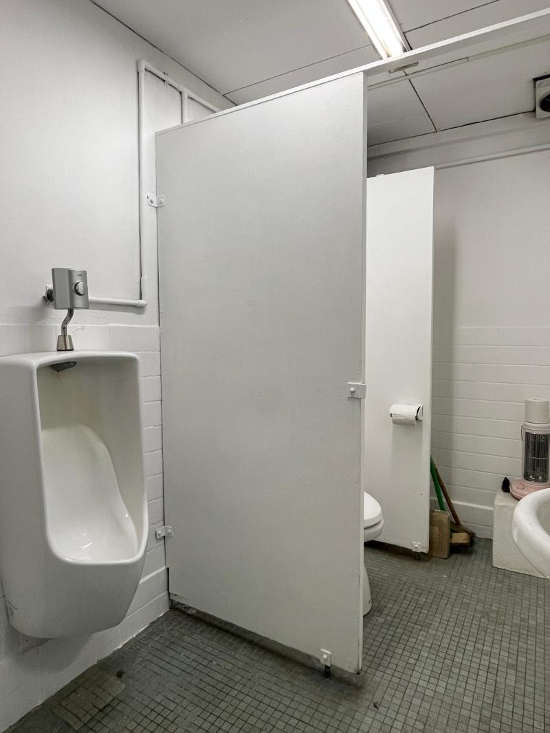 大阪市西区土佐堀3丁目の売買物件/2階トイレは改装済み。