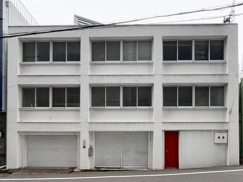 大阪市西区土佐堀3丁目の売買物件/赤い扉がアクセント。可愛らしいビルです。