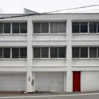 大阪市西区土佐堀3丁目の売買物件/赤い扉がアクセント。可愛らしいビルです。