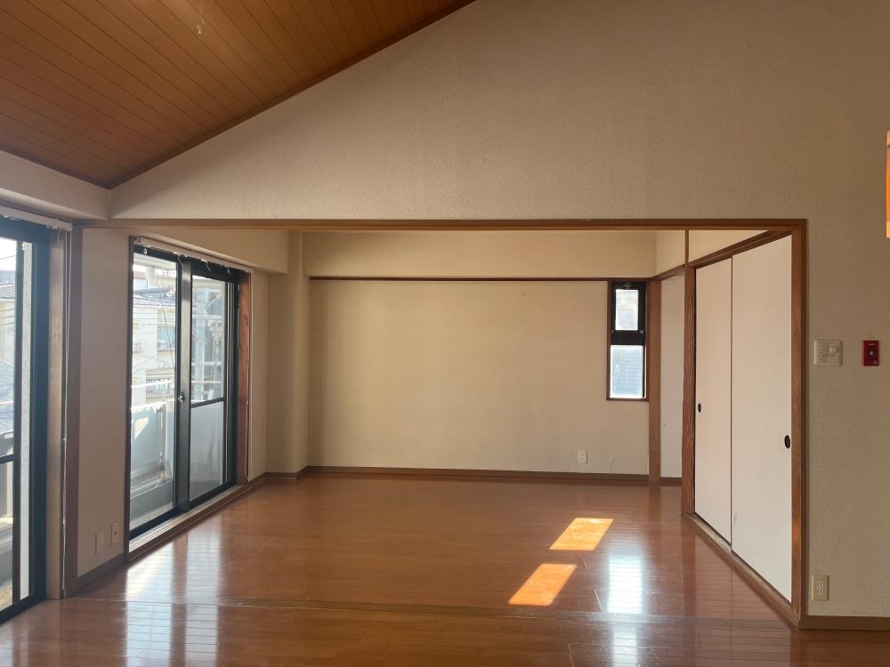 大阪府枚方市菊丘町の売買物件/どこか別荘のような雰囲気の勾配天井