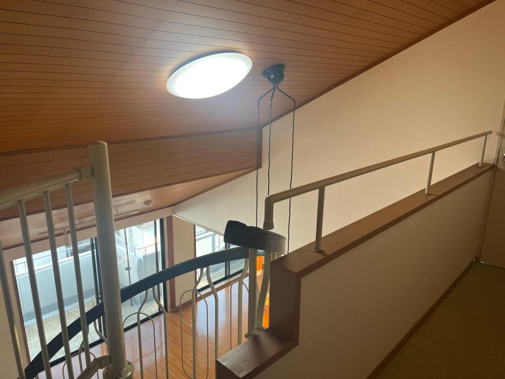 大阪府枚方市菊丘町の売買物件/上った先は通路上になっています。