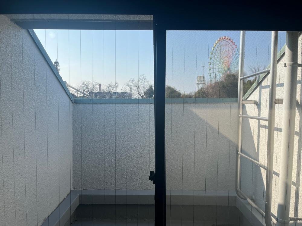 大阪府枚方市菊丘町の売買物件/ひらパーが見えるミニバルコニー