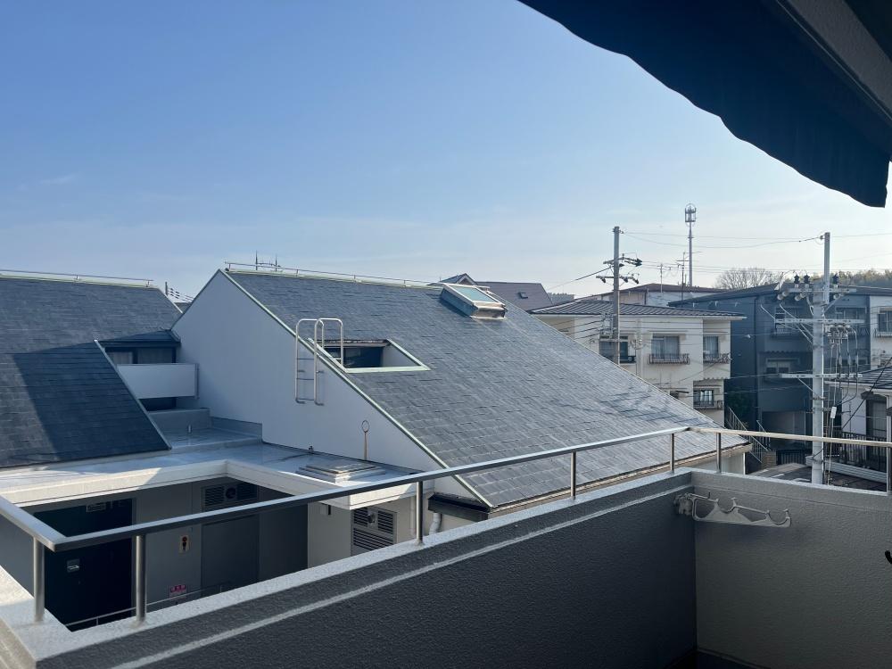 大阪府枚方市菊丘町の売買物件/こちらのバルコニーからは向かいの棟の頭が見えます