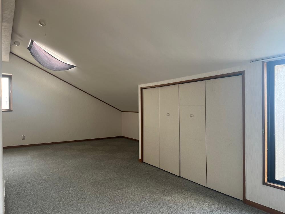 大阪府枚方市菊丘町の売買物件/広い屋根裏！