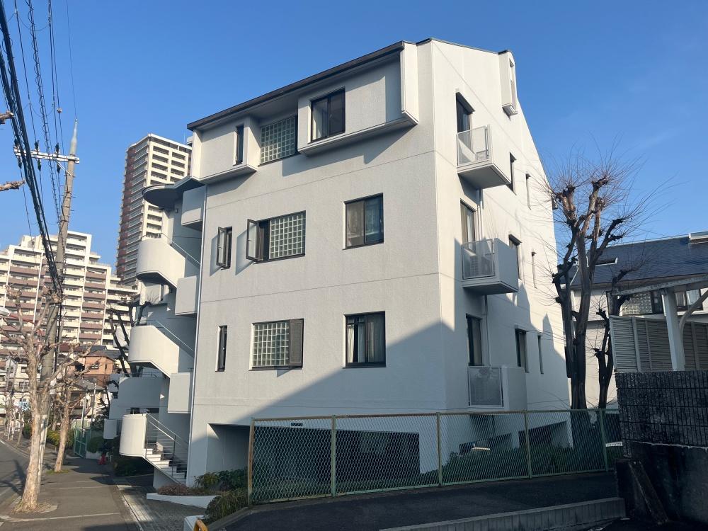 大阪府枚方市菊丘町の売買物件/キャッチーな表情のマンション。