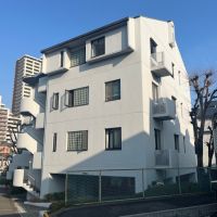 大阪府枚方市菊丘町の売買物件/キャッチーな表情のマンション。