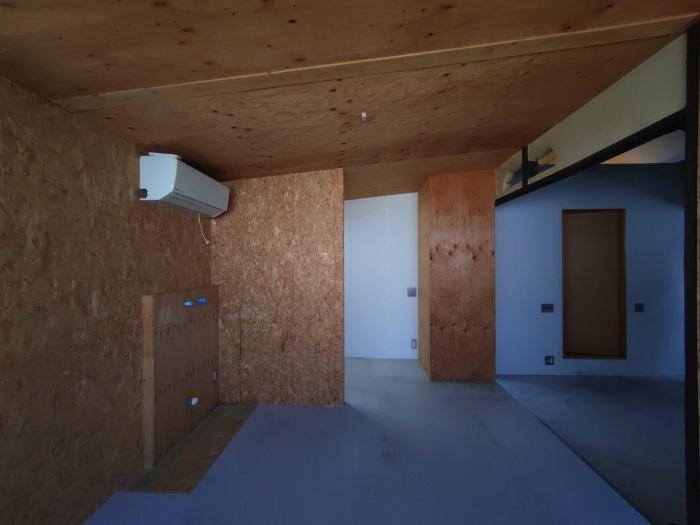 吹田市南吹田2丁目の賃貸物件/小上がりスペースの壁は合板仕上げ