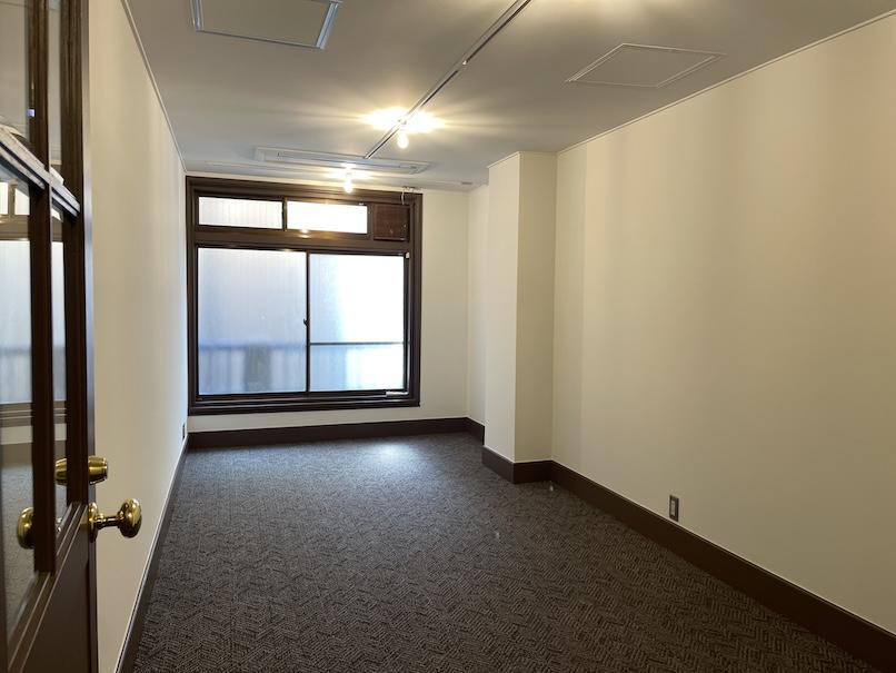 大阪市西区江戸堀1丁目の賃貸物件/募集区画の室内。重厚感のあるモールディング巾木がレトロビルならではです。