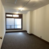 大阪市西区江戸堀1丁目の賃貸物件/募集区画の室内。重厚感のあるモールディング巾木がレトロビルならではです。