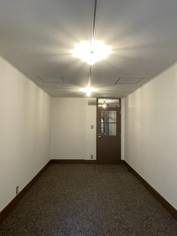 大阪市西区江戸堀1丁目の賃貸物件/入り口ドアもビルに合わせたレトロなデザイン。