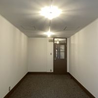 大阪市西区江戸堀1丁目の賃貸物件/入り口ドアもビルに合わせたレトロなデザイン。