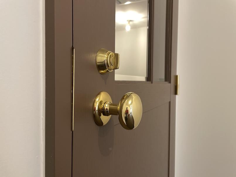 大阪市西区江戸堀1丁目の賃貸物件/丸いドアノブもビルには珍しいデザイン。