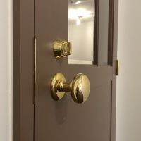 大阪市西区江戸堀1丁目の賃貸物件/丸いドアノブもビルには珍しいデザイン。