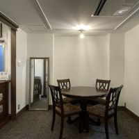 大阪市西区江戸堀1丁目の賃貸物件/部屋の前にある共用の応接スペース。置いてある家具もアンティークのもの。