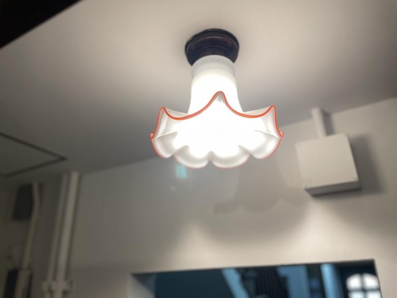 大阪市西区江戸堀1丁目の賃貸物件/共用部の照明。長い間倉庫に眠っていたものを再度取り付けしたそう。