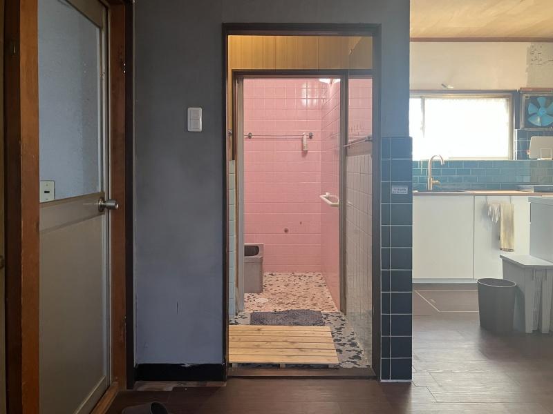 東大阪市東石切町２丁目の賃貸物件/ベビーピンク色のタイルに目を奪われる。