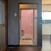 東大阪市東石切町２丁目の賃貸物件/ベビーピンク色のタイルに目を奪われる。