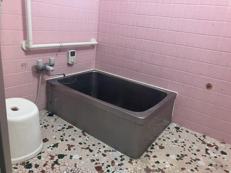 東大阪市東石切町２丁目の賃貸物件/おばあちゃん家のようなタイル張りの風呂。