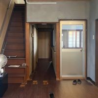 東大阪市東石切町２丁目の賃貸物件/左から、住居ゾーンへの階段、ひらくきちへ繋がる廊下、シェアハウス玄関。