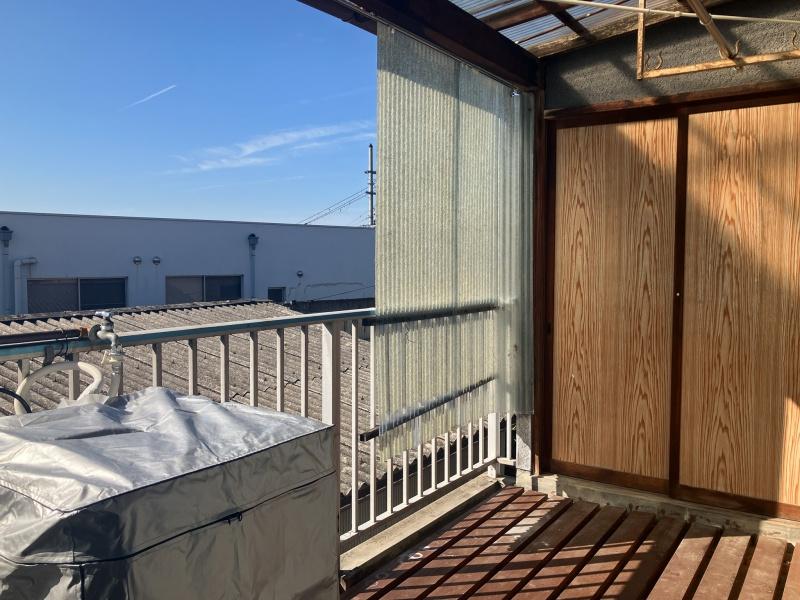 東大阪市東石切町２丁目の賃貸物件/共用のバルコニー。洗濯機はここに。